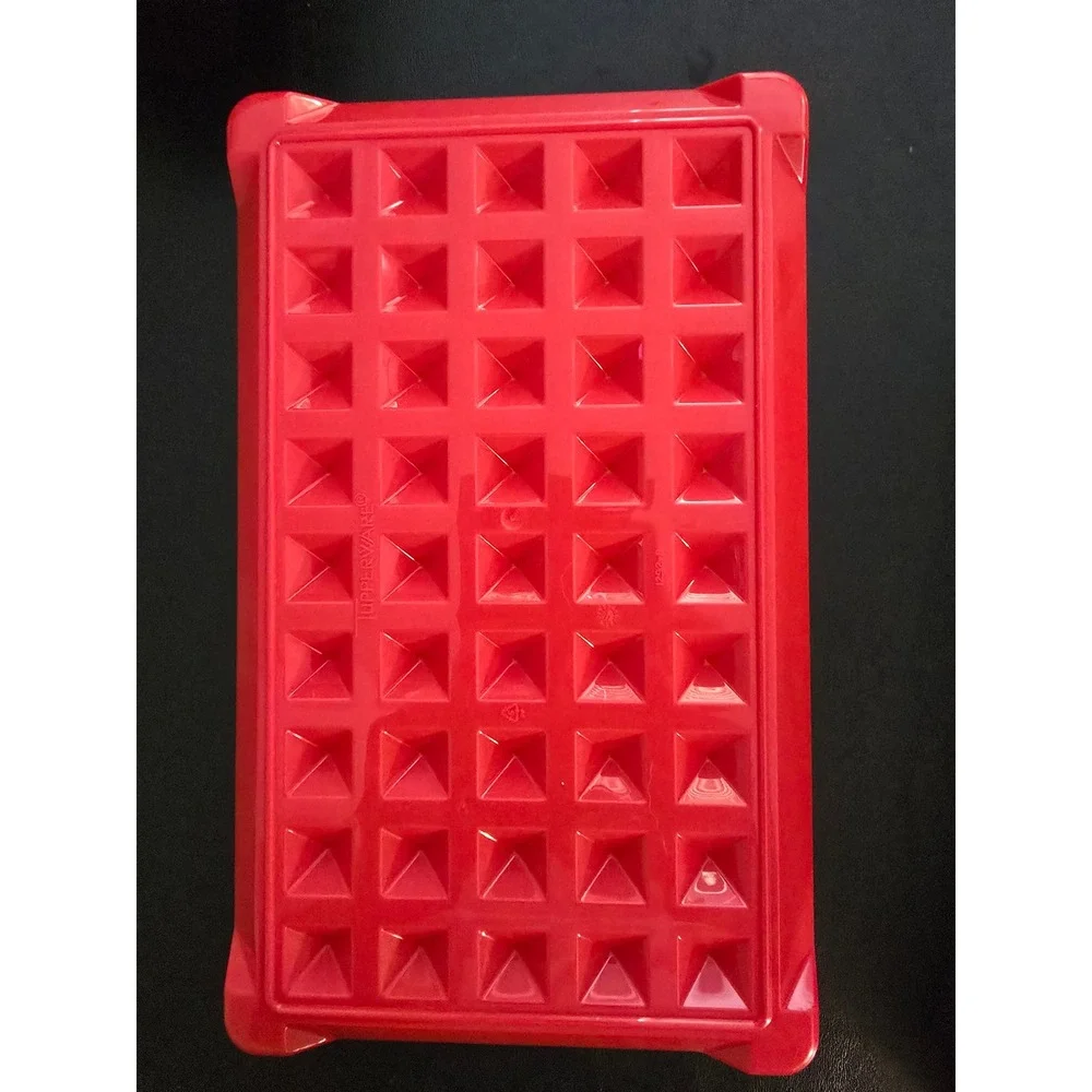 Tupperware Hot Dog Keeper with White/clear Lid